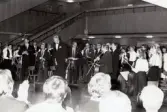 En orkester som spelar en konsert i stadshushallen i Mölndals stadshus, okänt årtal.