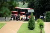 Det svenska kungaparet på besök vid Gunnebo slott i Mölndal den 28 augusti 1997. Här har man precis anlänt Gunnebo med buss.