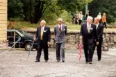 Det svenska kungaparet på besök vid Gunnebo slott i Mölndal den 28 augusti 1997. Här promenerar man vid Tjenstefolksbostaden - kafé och konferenslokal.