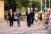 Det svenska kungaparet på besök vid Gunnebo slott i Mölndal den 28 augusti 1997. Här promenerar man vid Tjenstefolksbostaden - kafé och konferenslokal.