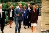 Det svenska kungaparet på besök vid Gunnebo slott i Mölndal den 28 augusti 1997. Promenad från köksträdgården mot Tjenstefolksbostaden - kafé och konferenslokal.