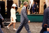 Det svenska kungaparet på besök vid Gunnebo slott i Mölndal den 28 augusti 1997. Här utanför Tjenstefolksbostaden - kafé och konferenslokal.