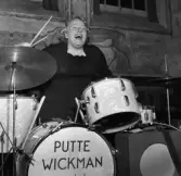 Sonja Hedenbratt vid ett trumset