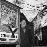 Nils Poppe och affischen för Blåjackor