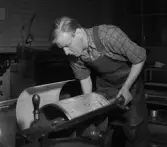 Tidningen Östgöten firade hösten 1952 sitt åttioårsjubileum. Man presenterade då ett antal bilder från tryckeriet.