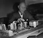 Stångåstadens vd Nils Danielsson med modellen över bebyggelsen i Drottninggatsbacken