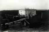 Solliden anlades av drottning Victoria som hade fått inspiration av flera besök i den svenske läkaren Axel Munthes italienska villa San Michele på Capri. Victoria hade hela sitt liv besvär med sin hälsa men trodde att Ölands milda klimat skulle lindra hennes besvär. Hon gav i uppdrag åt arkitekten Torben Grut att komma med ett förslag och den 25 september 1903 anlades grundstenen. Solliden kan sägas motsvaras av den danska kungafamiljens sommarresidens Marselisborg slott.