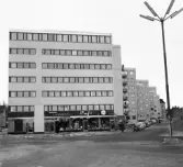 Fredagen den 2 december 1955 öppnades Bredgatan för trafik.