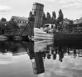 Kind passerar pontonbron, som ersatte den gamla färjeförbindelsen.