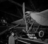 Flygvapenmuseums initiativtagare överste Hugo Beckhammar framför museets främsta klenod, en Niuport jagare från 1912.