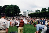 Midsommarfirande vid Gunnebo slott i Mölndal på 1990-talet. Dans kring midsommarstången. Slottet i bakgrunden.