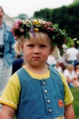 Midsommarfirande vid Gunnebo slott i Mölndal på 1990-talet. Porträtt av en liten flicka med blomsterkrans på huvudet.