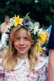 Midsommarfirande vid Gunnebo slott i Mölndal på 1990-talet. Porträtt av en flicka med blomsterkrans på huvudet.