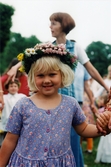 Midsommarfirande vid Gunnebo slott i Mölndal på 1990-talet. Porträtt av en liten flicka med blomsterkrans på huvudet.