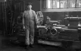 Man i lokverkstaden avdelning 5, omkring 1910