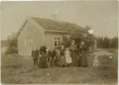 Jonsbråna. Familjen Bohlin med stugan i bakgrunden
