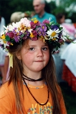 Midsommarfirande vid Gunnebo slott i Mölndal, okänt årtal. Porträtt av en liten flicka med blomsterkrans på huvudet.