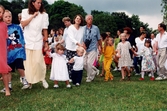 Midsommarfirande vid Gunnebo slott i Mölndal, okänt årtal. Små och stora deltar i dansen kring midsommarstången.