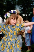 Midsommarfirande vid Gunnebo slott i Mölndal, okänt årtal. Porträtt av en liten flicka med blomsterkrans på huvudet.