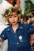 Midsommarfirande vid Gunnebo slott i Mölndal, okänt årtal. Porträtt av en liten flicka med blomsterkrans på huvudet.