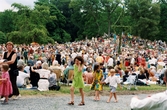 Midsommarfirande vid Gunnebo slott i Mölndal, okänt årtal. Dans kring midsommarstången.