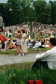 Midsommarfirande vid Gunnebo slott i Mölndal, okänt årtal. Dans kring midsommarstången.