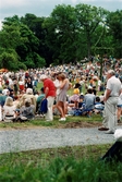 Midsommarfirande vid Gunnebo slott i Mölndal, okänt årtal. Dans kring midsommarstången.