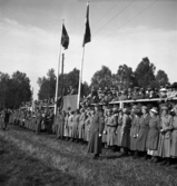 Kung Gustaf V:s besök i Liatorp 1939. 
Kungen talar från en tribun. Nedanför står en mängd lottor, bl a. 

Gustaf V (1858-1950), reg. 1907-1950.