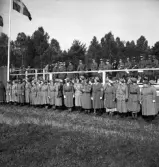 Kung Gustaf V:s besök i Liatorp 1939. 
Samling vid den kungliga tribunen. Man ser en mängd militärer och lottor m.fl. 

Gustaf V (1858-1950), reg. 1907-1950.