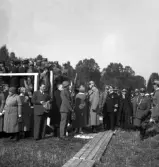 Kung Gustaf V:s besök i Liatorp 1939. 
Kungen och landshövding August Beskow (?) anländer till samlingen.
Kungen hälsar på fröken Florence Stephens, Huseby.

Gustaf V (1858-1950), reg. 1907-1950.