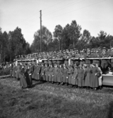 Kung Gustaf V:s besök i Liatorp 1939. 
I väntan på kungen, vid den kungliga tribunen. Man ser en mängd militärer och lottor.