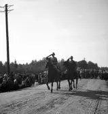 Kung Gustaf V:s besök i Liatorp 1939. 
Några militärer hälsar kungen från hästryggen, på den förbipasserande vägen.