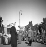 Kung Gustaf V:s mottagande i Växjö, 1939. 
Kungen tar emot hederskompaniet från I 11, på järnvägsplanen utanför stationen i Växjö.