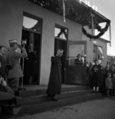 Kung Gustaf V:s mottagande i Växjö, 1939. Kungen lämnar den utsmyckade järnvägsstationen i Växjö. Bakom i dörren, skymtar landshövdingen, August Beskow.