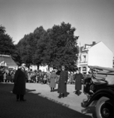 Kung Gustaf V:s mottagande i Växjö, 1939. Kungen lämnar järnvägsplanen i Växjö, efter inspektion av hederskompaniet. Bakom honom, till höger, skymtar landshövdingen, August Beskow.