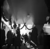 Kung Gustaf V:s mottagande i Växjö, 1939. Kungen anländer till järnvägsstationen i Växjö och blir mottagen på perrongen.