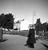 Kung Gustaf V:s mottagande i Växjö, 1939. Kungen eskorteras av landshövding August Beskow, efter ankomsten till stationen i Växjö. I bakgrunden syns hederskompaniet från I 11.