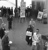 Valsedlar delas ut vid Folkets hus