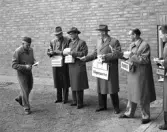 Valsedlar delas ut vid Kungsbergsskolan i Linköping vid valet 1956. 