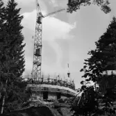 Vattentornet i Linköping under uppbyggnad. Vattentornet togs i drift i början av juni 1958. 