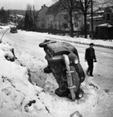 På natten den 15 februari 1952 stals denna bil från Barnhemsgatan. Den återfanns på Risbrinksvägen i Hejdegården.