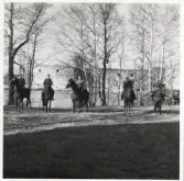 Sista motionsritten våren 1959, innan regementets hästar avvecklades. Deltagare vid ritten till bl a Kronobergs slottsruin: överstelöjtnant Anderberg. kaptenerna Råsbäck, Remberg, Håkansson, löjtnant Carlsson, fänrikarna Klinthof och Carlsson.