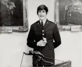 Peter Maurin, I11, skidåkare i Ebersteinska tävlingen med priser, trol på officersmässen, I 11. I bakgrunden syns några porträtt av bl a överste Gösta Lilliehöök (1871-1952) och överstelöjtnant Henric Fredric Gyllenram (1842-1918).