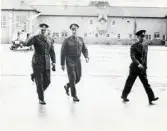 ÖB general Stig Synnergren besöker regementet 15/5 1972.
I mitten regementschef överste Lennart Löfgren, t.h. stabschef överstelöjtnant Osvald Ärnflykt.