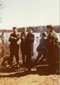 Slutövning Kosta april 1972.
MBS viceamiral Krokstedt inspekterar överskeppning över Ideskruvssjön.
Tv om MB CT 4 överste Lindell och ainsp. överste Smith.