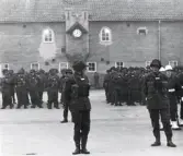 MB inspektion av I11, 1974-11-07, kl. 08.00
Överste1 Bertil Malgerud och överste P-H Winberg med Gu-bataljon väntar på MBS.