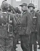 MB inspektion av I11, 1974-11-07. 
MB Karl-Eric Holm med ( t.h.) överste1 Bertil Malgerud samtalar med mannarna.