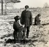 MB inspektion av I11, 1973-11-16. 
MB generallöjtnant Karl-Eric Holm inspekterar tändandet av en krutstubin.