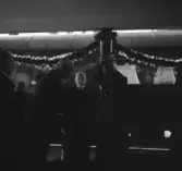 Kung Gustaf V:s mottagande i Växjö, 1939. 
Kungen har just anlänt till järnvägsstationen och blir mottagen på perrongen.