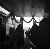 Kung Gustaf V:s mottagande i Växjö, 1939. 
Kungen har just anlänt till järnvägsstationen och blir mottagen på perrongen.